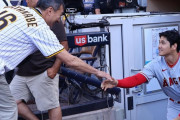 大谷翔平さん、ただの阪神ファンのオッサンに帽子を脱いで握手
