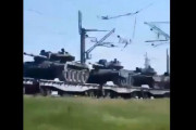 前線へ向かうロシア軍の列車、T-62MV戦車とT-62M戦車が最大70両を積載！
