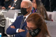海外「未来を見ない老人を指導者にするべきではない」 世界気候会議中にうたた寝するバイデン