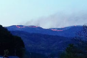【長野】霧ケ峰で山火事　延焼続く、けが人なし