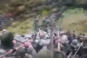 インド軍と中国軍が棒や金属パイプで殴り合い…SNSで両軍の衝突映像が出回る！