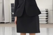 大越ひなののリクルートスーツの足チラ、セクシーすぎるwwwww