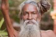 ４５年間、右腕を上げ続けているインド人