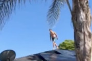 【7秒】大怪我ですんでる？屋根からプールに飛び込もうとした男性が・・・。