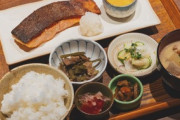 【飲食】鳥羽周作シェフのレストランNAGANO閉店、広末涼子との不倫発覚1ヶ月後に強行オープンするも3年で閉業…地元民「小谷村で鮭定食に3850円払って食べる人いない」