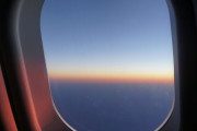 飛行機内から見る朝焼けってめっちゃワクワクするよな