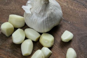 青森産ニンニグ「1個250円です」中華ニンニグ「5個200円です」