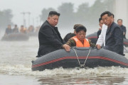 【北朝鮮・大雨】金正恩氏、ゴムボートで視察