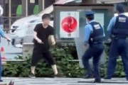 【動画】池袋駅前で女性警察官に「すみません！撃ち殺して！」と言いながら包丁突きつけた男を逮捕