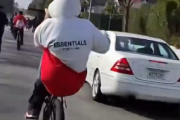【悲報】アメリカ人さん、型落ちベンツで自転車集団を蹴散らした結果ｗｗｗｗｗｗｗｗｗｗｗ