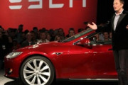 イーロン・マスク「テスラ車を500万円で買って、使わない時にレンタルすれば年間200万円儲かる。今他社の車を買うのは馬鹿」