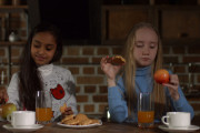 アメリカの子供たちが世界の給食を食べて行きます。苦手な食べ物があるかな？お箸はちゃんと使えるかな？「動画見てる私がお腹を空かせている」海外の反応