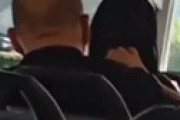 【動画】 バスの中で前に座った女性をペロペロ舐めたハゲ変態男・・ 犯行の瞬間を捉えた動画に衝撃走る