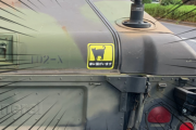 なぜ人は「家に猫がいます」ステッカーを車に貼るのか？