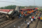 インド列車事故、死者288人以上に?