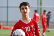 【悲報】夢見るアフガンのサッカー代表選手の少年16歳、、離陸する米軍機にしがみつき落下して死亡