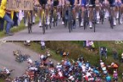 【ツールドフランス】観客女性が大きな看板を掲げ、カメラに向けてイェーイ　→選手が衝突、大規模落車で脱落者が続出！！　観客は逃亡（動画あり)