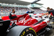アルファロメオ、2019年にファンレターを送ってくれた日本人ファンを見つけ今年ピットに招待できた模様