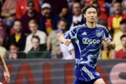 板倉滉がアヤックスで堂々デビュー好守備連発も…終盤に途中交代、競り合いで右足ふくらはぎ負傷か