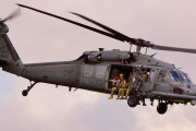 米軍嘉手納基地所属の救難ヘリHH-60Gペイブホークから兵士がロープで訓練する様子を確認！