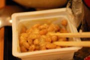 食い終わった納豆の容器が臭くてたまらん
