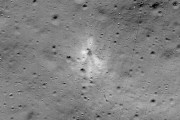 インドの無人月面着陸船、月面に激突し粉々になった姿をNASAが発見