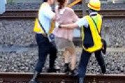 【動画】 松戸駅の線路に侵入した女、とんでもない気狂いだった・・ 確保の瞬間を捉えた動画に衝撃走る