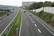 高速道路の追越車線「2kmまで走り続けても捕まらない」という都市伝説は本当か？