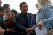カンボジア首相「今から豪華客船が入港する！記者はマスクを外せ！ゆっくり観光を楽しんで下さい」