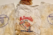 なんと！60年以上前のマクドナルド商品を壁の中で発見、ロゴが全然違っていた