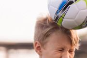 イングランド、12歳以下にヘディング禁止令　元サッカー選手が認知症で亡くなる確率が通常の3.5倍
