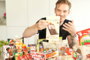 “世界一のYouTuber”ピューディパイが日本のお菓子をレビュー うまい棒にまさかの点数が…