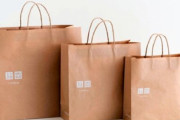 【便乗値上げ】ユニクロとG.Uが紙の買い物袋を9月から有料化！紙は関係ないだろ･･･