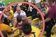 【動画】ドイツのサッカー選手、スタンドに乗り込んで相手チームのサポーターと格闘ｗｗｗｗ