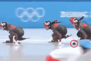 【動画】北京五輪、ショートトラック、中国選手がコース上のブロックを投げ転倒させる！
