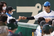 【ほっこり】 日ハム・今川、ファウルフライをキャッチした少年とグータッチ
