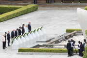 【歴史的】G7首脳、原爆資料館を視察し慰霊碑に献花（動画あり）