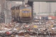 【衝撃画像】アメリカの線路、貨物列車から盗まれた荷物の空き箱で想像以上に散らかってる