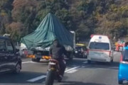 【動画】バイク乗り「緊急車両来てるな...せや！」