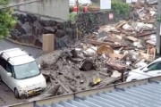 【熱海】土砂崩れから間一髪で逃れたと思われた軽自動車が・・・。潰された家に人が映っています。注意。