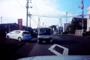 このダイハツに何が。栃木で謎逆走の軽自動車に正面から突っ込まれた車載。
