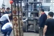 【動画】フォークリフトで引き抜こうとした柱がバチーン。中国で撮影された不幸な事故。