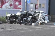 トヨタ・ハリアー、電柱に激突し大破。助手席に乗っていた20代の男が死亡、運転手の男(23)は重傷
