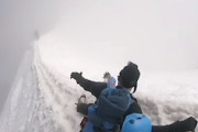 【動画】雪山で危機一髪。滑落寸前のところでピッケルに命を救われた男。