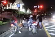【大阪】このバイクにピンときたら110番。ナンバー跳ね上げバイクによる当て逃げ事件のドラレコ。