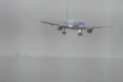 【神業動画】旅客機さん、お前らが思うより横向きで着陸【→】