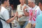 中国の観光地で旭日旗Tシャツを着た白人おじさんに中国人が激怒　白人おじさんは相手にせず　山西省