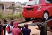【動画】完璧なチームワークでコンテナからヴィッツを降ろす人たち。