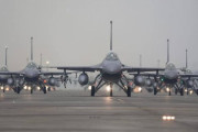台湾空軍の強い決意表明、最新改良戦闘機F-16Vでエレファント・ウォーク披露…識者「中国軍機と互角以上に戦える」！