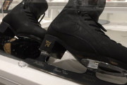 【画像】宇野昌磨選手が平昌五輪で使用したスケート靴が展示！　〜中京大学スポーツミュージアム〜